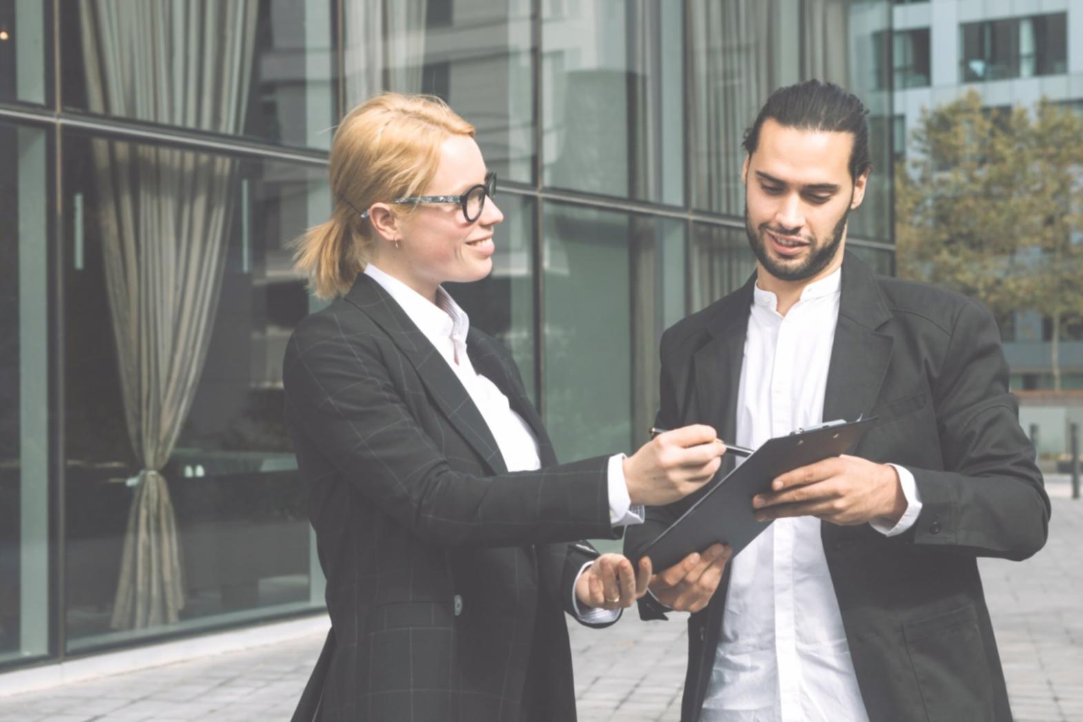 Environnement professionnel moderne pour formations en analyse financière