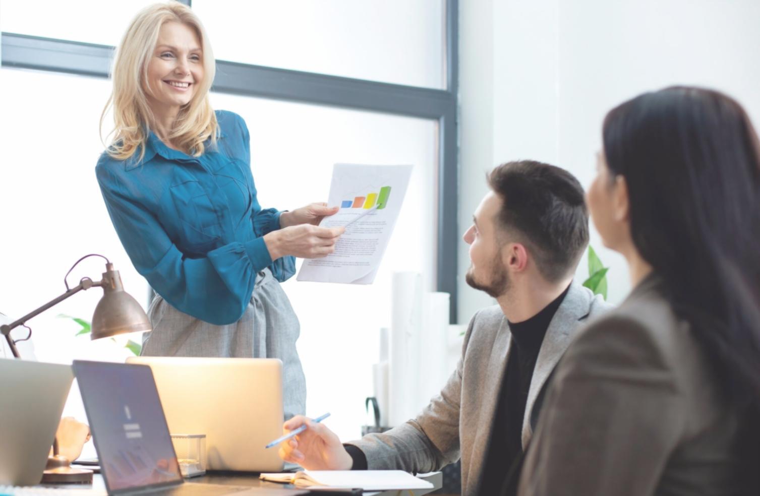 Session de formation avec participants analysant des données financières